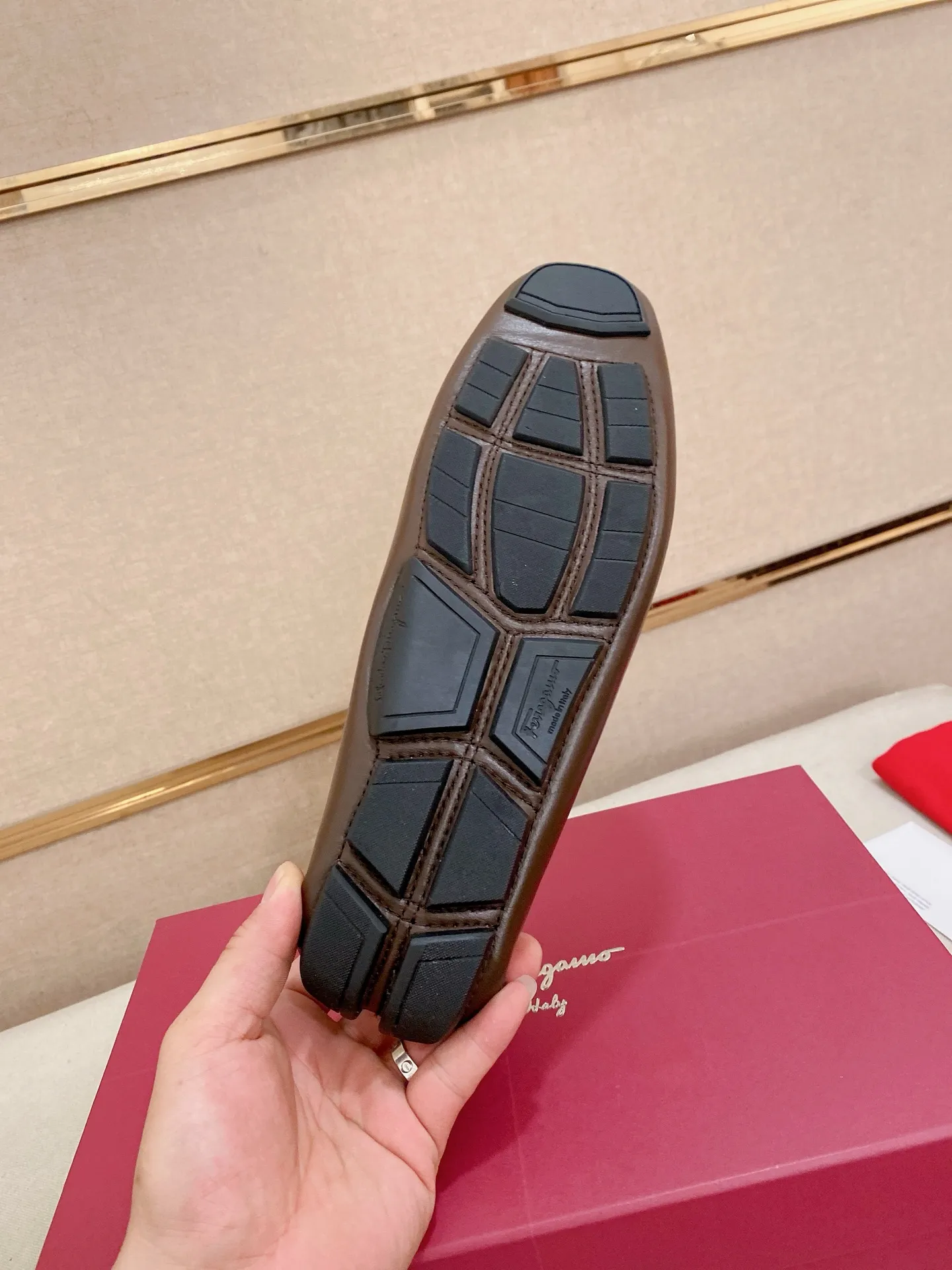 Men's shoes💰: 540💰High-end quality! Ferragamo🆕🆕Exclusive hot-selling products in stock🔥🔥New products on the shelves, high-quality Ferragamo men's pea shoes, high-end casual driving shoes, with complete packaging! 💪 💪 Material: imported first-layer pebbled cowhide 🐂 + imported high-quality water-dyed cowhide lining + wear-resistant outsole 👍🏻👍🏻 Features: high-end and comfortable, purely handmade 🚀 🚀 Create the perfect shoe that suits you best 🔥 🔥 Size: (38-44) 45 standard size can be customized!